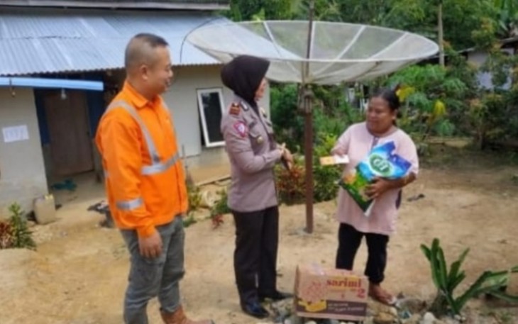 Polsek Napal Putih Gandeng PT Injatama saat Bagi Sembako dan Santunan ke Mayarakat