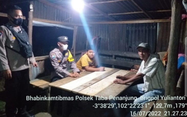 Polisi saat Patroli Keliling Pemukiman Warga Benteng