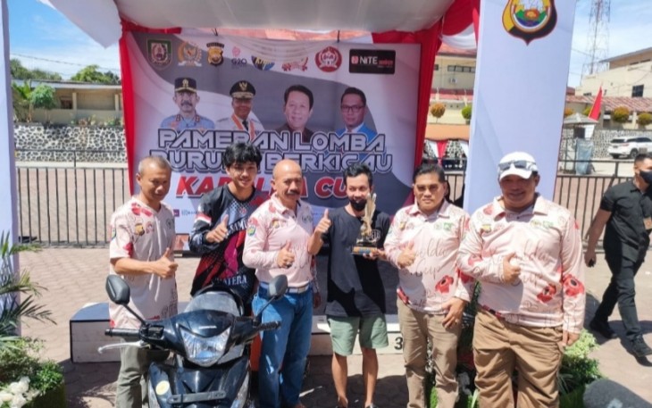 Foto bersama seusai penyerahan hadiah oleh Kapolda Bengkulu.