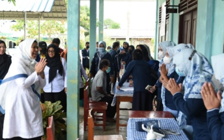 Dewi Ansar saat Silaturahmi dan Jalin Tali Asih Bersama Masyarakat Desa Air Glubi