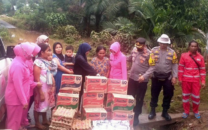 Kapolres Bengkulu Utara dan Ketua Bhayangkari saat Salurkan Bantuan