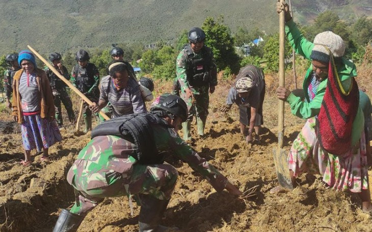 Satgas Yonif Mekanis 203/AK saat Buka Lahan Tidur Bersama Masyarakat