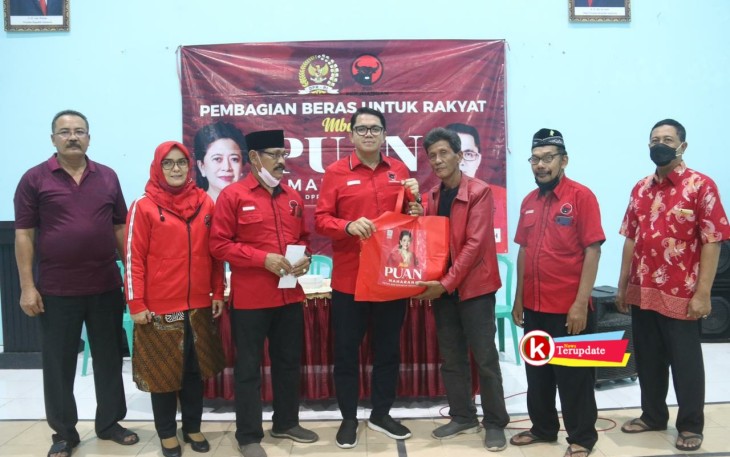 Arteria Dahlan (tengah) Saat Serahkan Sembako ke Warga (foto : ADC untuk Klikwarta.com)