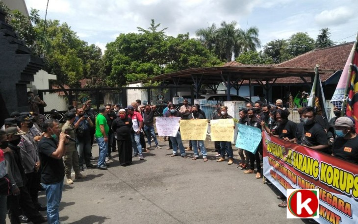 Massa Aksi GPI di Depan DPUPR dan Dinas Perkim Pemkab Blitar (foto : Faisal NR / Klikwarta.com)