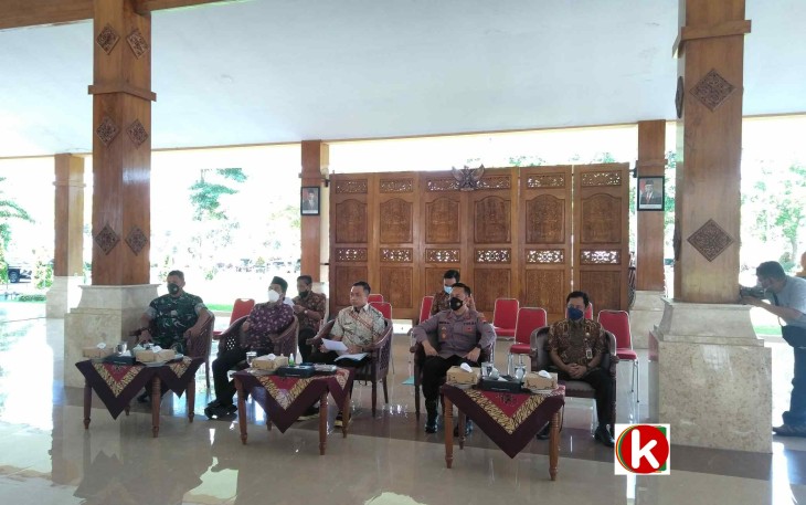 Ketua DPRD Kabupaten Blitar Suwito Saren Satoto (dua dari kiri) Bersama Forkopimda Terima Audiensi KRBS (foto : Faisal NR / Klikwarta.com)