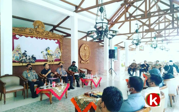 Situasi Wabup Rahmat Didampingi Jajaran Forkopimda Menerima Aspirasi PPRN Kabupaten Blitar (foto : Faisal NR / Klikwarta.com)