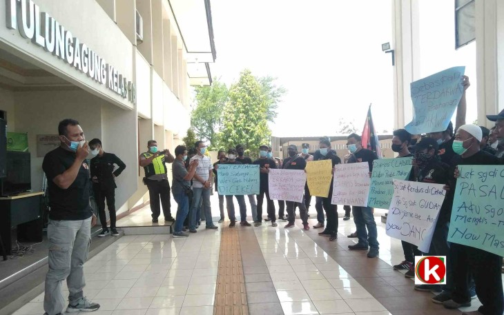 LSM GPI yang Dipimpin Jaka Prasetya Saat Mengemukakan Pendapat di Depan Teras Pengadilan Negeri Tulungagung (foto : Faisal NR / Klikwarta.com)