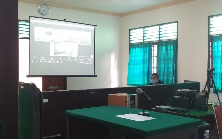 Suasana Persidangan Secara Daring di PN Tulungagung Dalam Agenda Pembacaan Putusan Terhadap Terdakwa Kasus Dugaan Penjualan Minuman Beralkohol Oplosan (foto : Klikwarta.com)