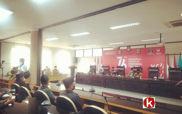 Situasi Rapat Paripurna DPRD Kabupaten Blitar Terkait Penyampaian Raperda Inisiatif (foto : Faisal NR / Klikwarta.com)