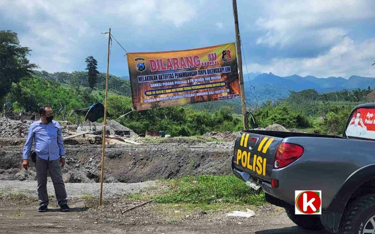 Penampakan Banner Larangan Penambangan Pasir Secara Liar di Kali Bladak Kecamatan Nglegok Kabupaten Blitar