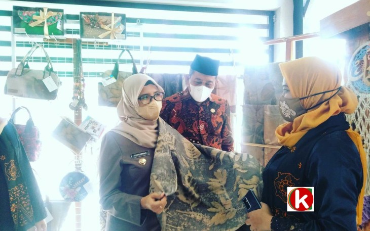Bupati Blitar Rini Syarifah Didampingi Ketua Dekranasda Kabupaten Blitar Melihat Kain Batik Produk UMKM Kabupaten Blitar yang Dikomersilkan di RTH Kanigoro (foto : Faisal NR / Klikwarta.com) 