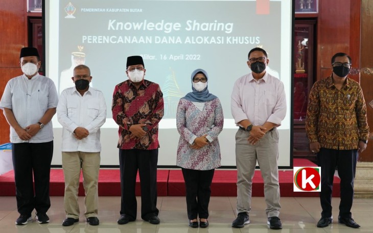 Walikota Blitar Santoso (tiga dari kiri) Saat Hadiri Knowledge Sharing DAK Bersama Bupati Blitar Rini Syarifah Beserta Jajarannya dan Tim dari Bappenas (foto : Faisal NR / Klikwarta.com)