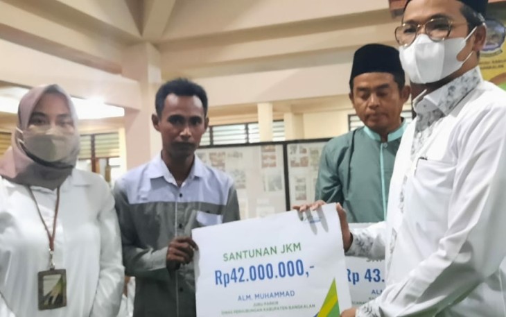 Penyerahan Jaminan Kematian oleh BPJS Ketenagakerjaan Cabang Madura