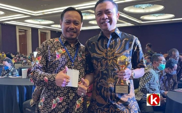 Wabup Blitar Rahmat Santoso (kanan) Saat Membawa Piala Penghargaan TOP BUMD Award 2022 untuk Kabupaten Blitar (foto : Faisal NR / Klikwarta.com)
