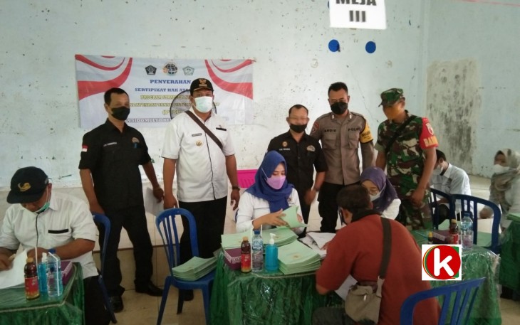 Penyerahan Sertipikat PTSL di Desa Sidomulyo, Kecamatan Bakung, Kabupaten Blitar Tahun 2022 (foto : Klikwarta.com)