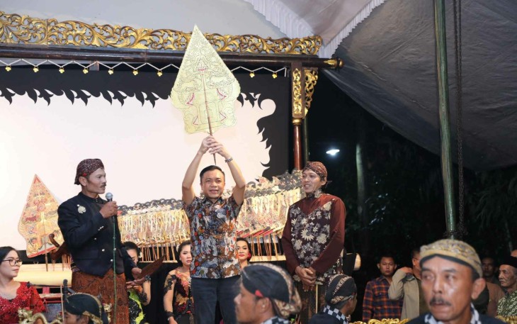 Wabup Rahmat Perlihatkan Gunungan Sebagai Simbol Tempat Kehidupan dalam Pewayangan. Ini pada acara Bersih Desa di Desa Sumberurip Kecamatan Doko, Kabupaten Blitar, Selasa 31 Mei 2022.