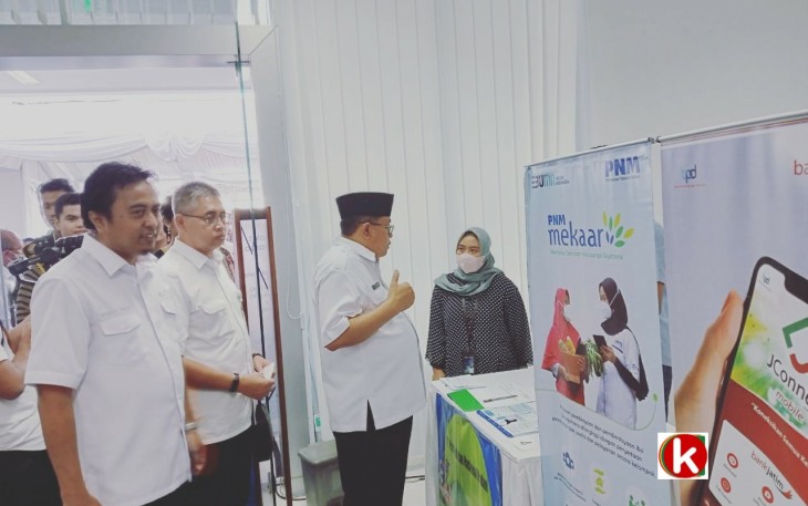 Walikota Blitar Santoso (pakai peci) Didampingi Kepala BPJamsostek Cabang Blitar Agus Dwi Fitriyanto (paling kiri) dan Asisten Deputi Direktur Bidang Keuangan Kantor BPJamsostek Jawa Timur Meninjau Stand Job Fair dan Career Expo Tahun 2022 di kantor BPJS Ketenagakerjaan Cabang Blitar (foto : Faisal NR / Klikwarta.com)