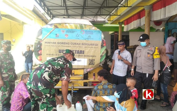 Potret Prosesi Pelayanan Operasi Minyak Goreng Curah di Desa Pakisaji, Kecamatan Kademangan, Kabupaten Blitar, Jumat (17/6/2022). Kepala Desa, Kapolsek dan Danramil Setempat Tampak Pantau Langsung Kegiatan Itu. (foto : Faisal NR / Klikwarta.com)