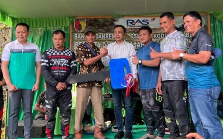 Makdhe Rahmat (baju putih lengan panjang) Berikan Kunci Mobil Simbolisasi Penyerahan Bantuan Mobil Sekolah ke Setyo Ketua RT 3 / RW 19 Dusun Tempursari, Desa Ngadirenggo, Kecamatan Wlingi, Kabupaten Blitar, Didampingi Para Anggota Blitar Landrover Community (BLC)