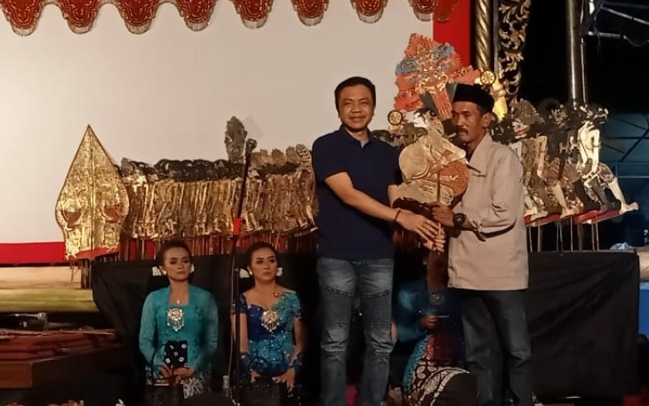 Wakil Bupati Blitar Rahmat Santoso (kiri) Saat Menerima Tokoh Wayang di Acara Pagelaran Wayang Kulit Hiburan Acara Bersih Dusun di Desa Plumbangan, Doko, Kabupaten Blitar.