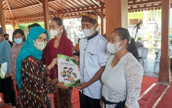 Bupati Blitar Rini Syarifah Serahkan Akte Perkawinan Bagi Umat Hindhu Desa Balerejo Kecamatan Wlingi.