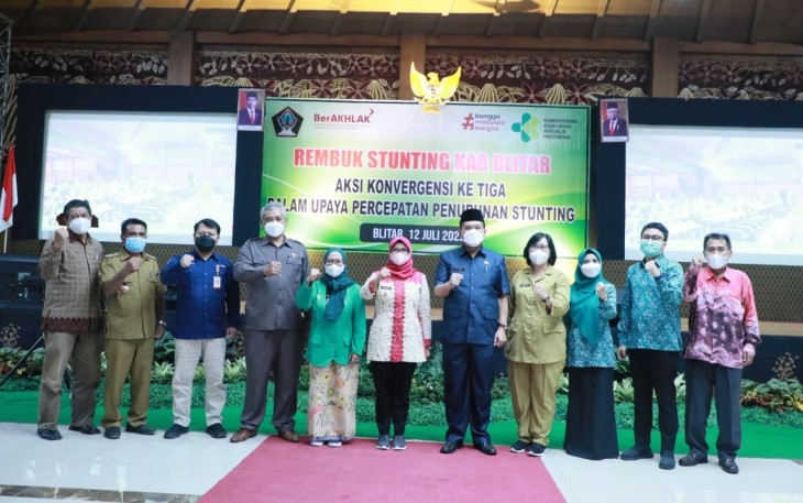 Bupati Blitar Rini Syarifah (paling tengah) Usai Buka Rembuk Stunting