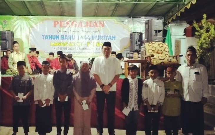 Ketua DPC Partai Demokrat Kota Blitar Ridho Handoko Usai Berikan Santunan Anak Yatim dan Doa Bersama Demi Kesuksesan DPP Partai Demokrat Saat Daftar Peserta Pemilu ke KPU