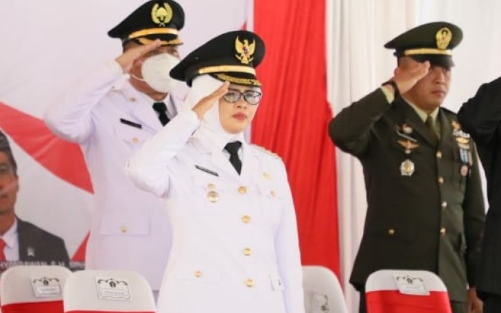 Bupati Blitar Rini Syarifah Berikan Sikap Hormat dalam Upacara Bendera Peringatan Hari Kemerdekaan Republik Indonesia ke- 77 Tahun 2022