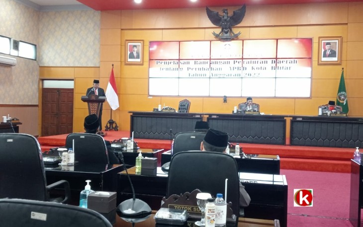 Walikota Blitar Santoso Sampaikan Penjelasan APBD-P Tahun 2022 di Sidang Paripurna DPRD Kota Blitar. (foto : Faisal NR / Klikwarta.com)