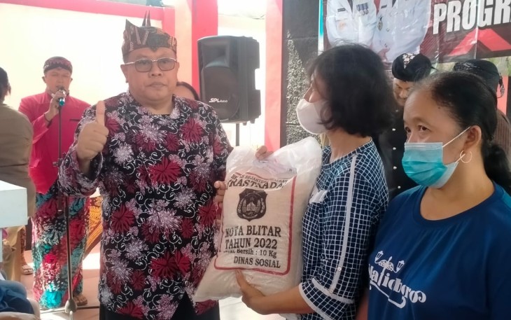 Walikota Blitar Santoso Salurkan Rasterada ke Warga Kauman, Selasa 4 Oktober 2022.