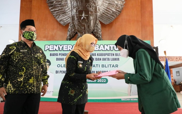 Bupati Blitar Rini Syarifah Secara Simbolis Berikan Bantuan Biaya Pendidikan Mahasiswa kepada Seorang Mahasiswi