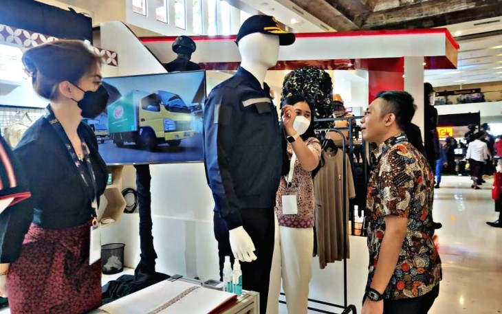 Wakil Bupati Blitar Rahmat Santoso Saat Meninjau Produk Dalam Negeri di Acara Business Matching Tahap IV dan Diberikan Penjelasan oleh Petugas Stand