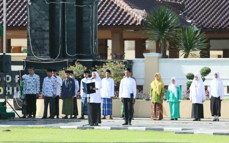 Para Santri Kabupaten Blitar Saat Ikuti Upacara HSN Tahun 2022 di Alun-Alun Kanigoro