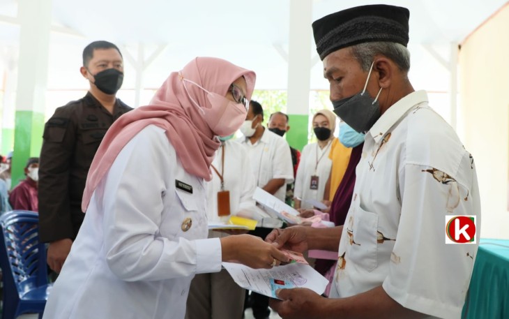 Bupati Rini Serahkan BLT Subsidi BBM (foto : Klikwarta.com)