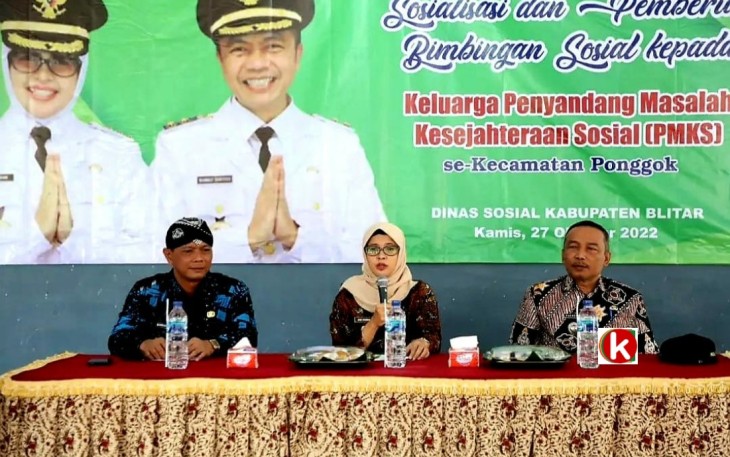 Bupati Blitar Rini Syarifah Berikan Sosialisasi kepada Keluarga PMKS