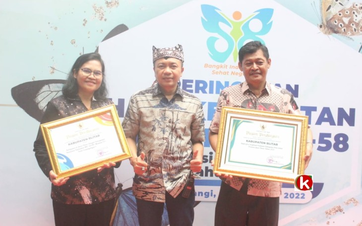 Wakil Bupati Blitar Rahmat Santoso (tengah) Didampimgi Direktur RSUD Ngudi Waluyo dr. Endah Woro Utami dan Sekretaris Dinkes Pemkab Blitar Luluk Menerima Dua Penghargaan Bidang Kesehatan di Banyuwangi (foto : Pemkab Blitar untuk Klikwarta.com)