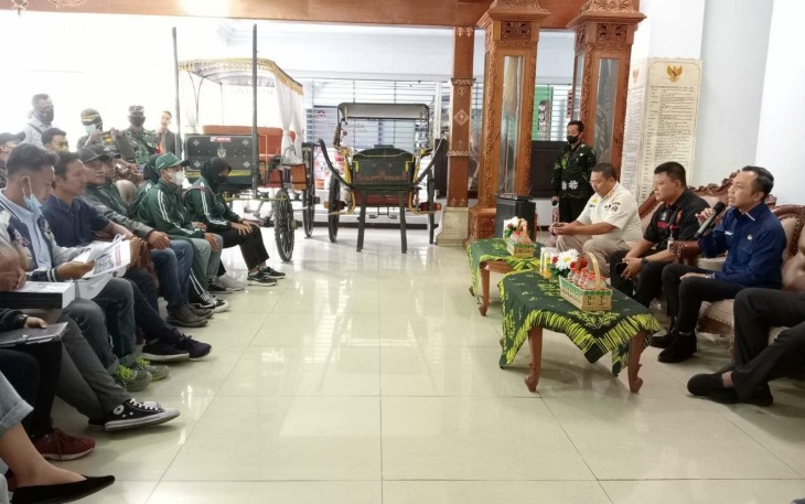 Wakil Bupati Blitar Rahmat Santoso Didampingi Kepala Disparbudpora Pemkab Blitar Suhendro Winarso dan Ketua KONI Kabupaten Blitar Tony Andreas Beraudiensi dengan Front Mahasiswa Revolusioner (FMR) yang Dikoordinatori M. Trijanto, bersama Sejumlah Atlet Peraih Medali pada Porprov Jatim di Jember bulan Juli 2022 Lalu (foto : Faisal NR / Klikwarta.com)