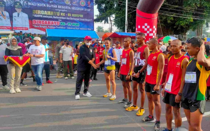 Asisten I Setda Kota Blitar M. Sidik Berangkatkan Peserta Lari dan Jalan Sehat di Acara Peringatan HUT Korpri dan PGSD Tahun Ini di Kota Blitar