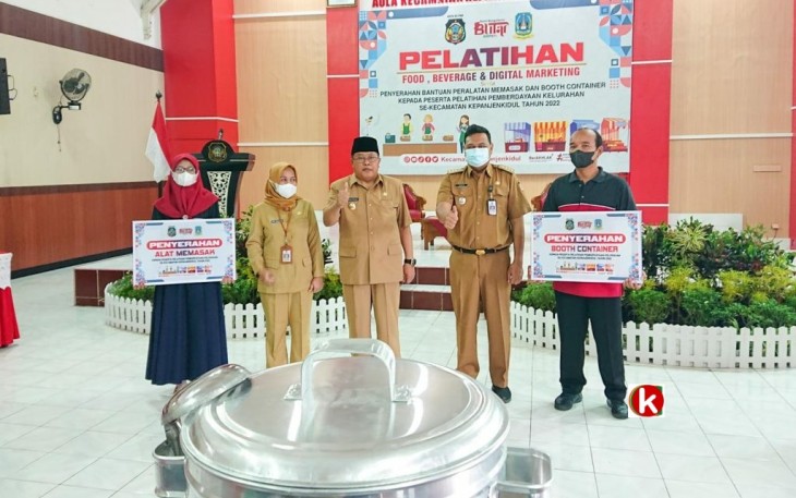 Walikota Blitar Santoso Berikan Pelatihan Food Beverage di Kecamatan Kepanjenkidul (foto : Faisal NR / Klikwarta.com)