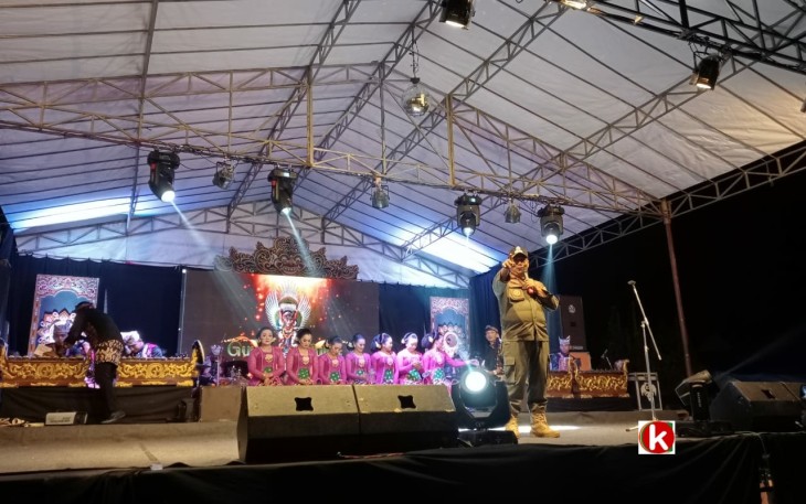Kepala Satpol PP Pemkab Blitar Rustin Pristyo Budi Saat Menyampaikan Sambutan Sosialisasi Peraturan Perundang-undangan di Bidang Cukai di Desa Gaprang, Kanigoro, Kabupaten Blitar. (foto : Faisal NR / Klikwarta.com)