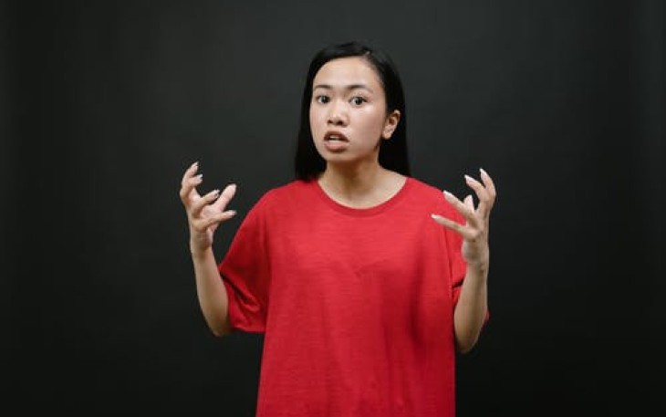 Ekspresi anggapan orang- orang tentang Batak dengan ekspresi marah dan nada suara yang kasar. (Sumber: pexels.com)