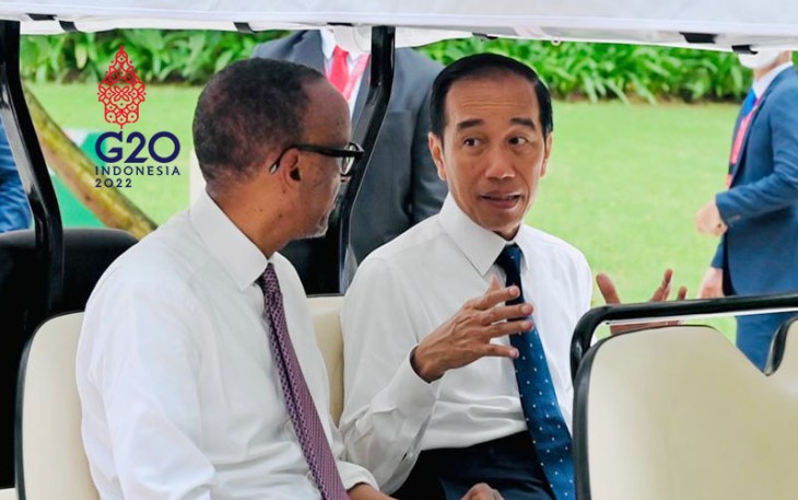 Disela-sela pertemuan KTT G20 Indonesia Presiden Joko Widodo dan Presiden Rwanda Paul Kagame bersama-sama menaiki mobil golf untuk kembali ke ruang pertemuan G20 dari Rumah Bambu, The Apurva Kempinski Bali, Nusa Dua, Bali, Selasa 15 November 2022. Foto: Laily Rachev - Biro Pers Sekretariat Presiden