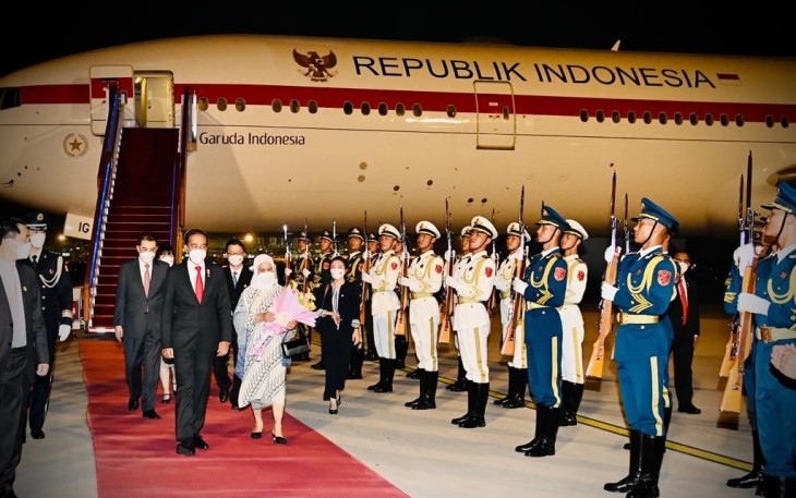 Presiden Jokowi didampingi Ibu Negara saat tiba di Beijing menjelang pukul sepuluh malam waktu setempat. Foto: Twitter@Jokowi