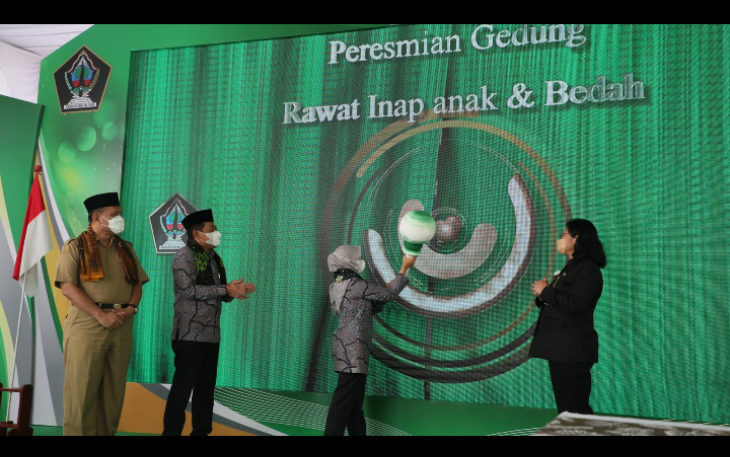 Direktur RSUD Ngudi Waluyo dr. Endah Woro Utami (paling kanan) Dampingi Bupati Blitar Resmikan Gedung Rawat Inap Anak dan Bedah