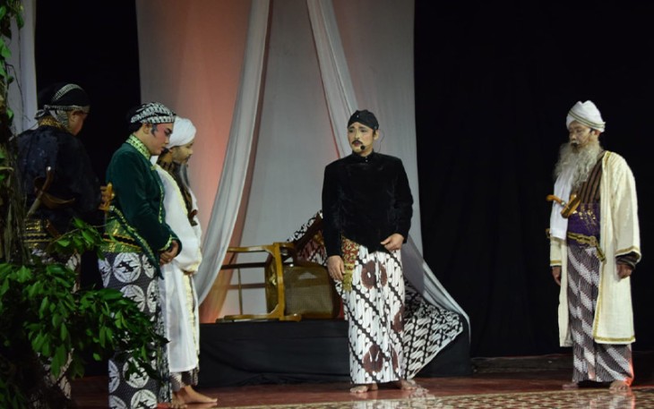 Seniman dari Sanggar Kemasan Surakarta saat menampilkan pertunjukan teatrikal tentang sejarah perpindahan Keraton Kartasura ke Surakarta dalam acara Ajang Pustaka Sastra, Rabu (12/10/2022).