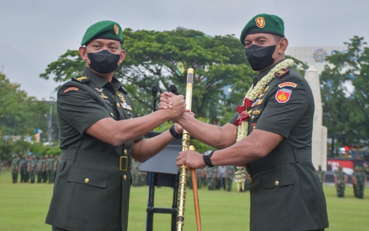 Serah terima tongkat komando Komandan Korem (Danrem) 074/Warastratama, dari Kolonel Inf Achiruddin  kepada Kolonel Inf Anan Nurakhman.