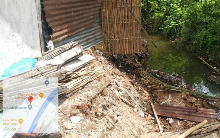 Kandang dan dapur milik Tawar warga Desa Nglanjuk kecamatan Cepu longsor akibat tergerus sungai Nglanjuk.