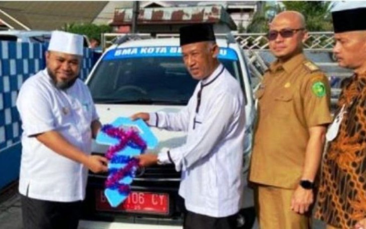 Walikota Bengkulu Helmi Hasan bersama Kepala BPKAD Kota Bengkulu, Yudi Susanda menyerahkan bantuan pinjam pakai mobil operasional kepada BMA. 