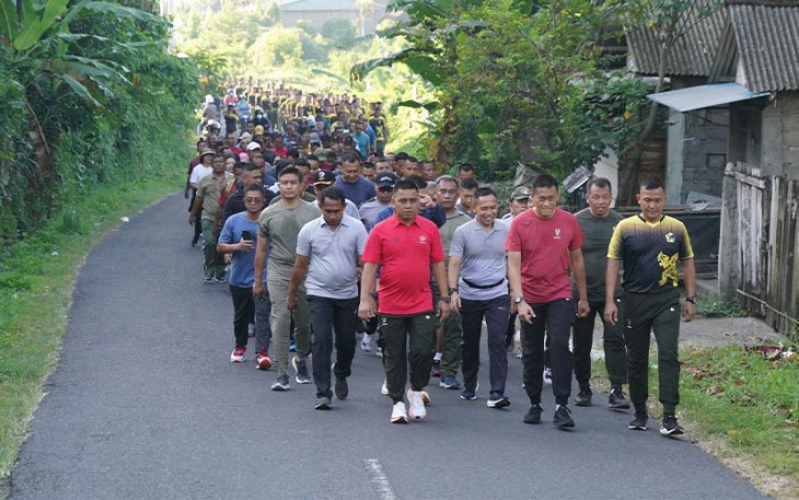  Pangdam IX/Udayana bersama para Pejabat Utama dan para Pamen Kodam IX/Udayana serta Prajurit Yonzipur 18/YKR saat jalan santai dengan titik start dan finish di Markas Komando Yonzipur 18/YKR, Kabupaten Gianyar, pada Selasa (13/12/2022).