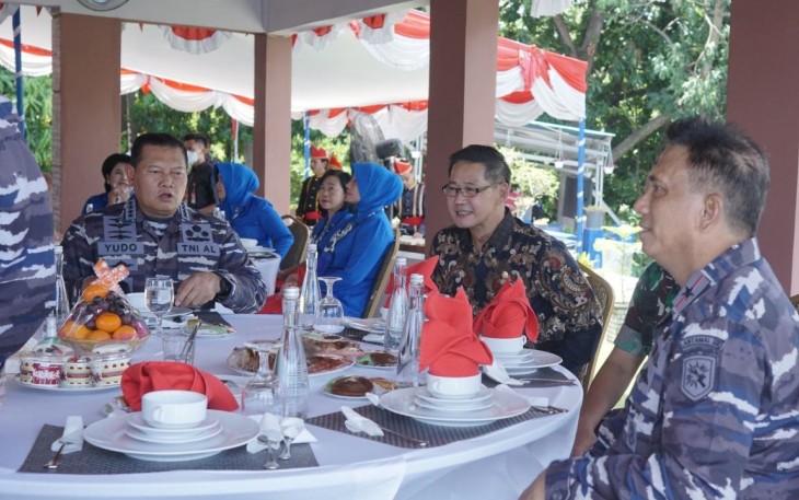 Wakil walikota Bitung bersama Kasal dan jajaran TNI AL